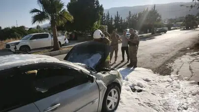 Hatay Antakya'da seyir halindeki otomobilin motoru yandı