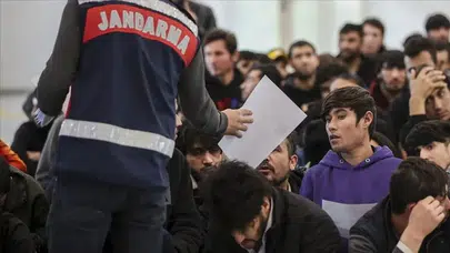 Sivas Koyulhisar'da 10 düzensiz göçmen yakalandı : 3 zanlı tutuklandı