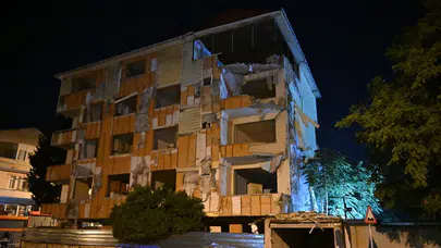 Kartal'da kentsel dönüşümdeki binanın duvarları çöktü