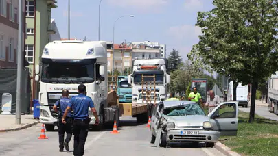 Karaman'da otomobil, tırın dorsesine çarptı : 1'i ağır 3 yaralı