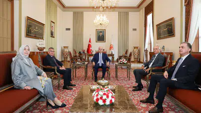 TBMM Başkanı Kurtulmuş, yasal düzenleme görüşmesi için AK Parti heyetiyle bir araya geldi