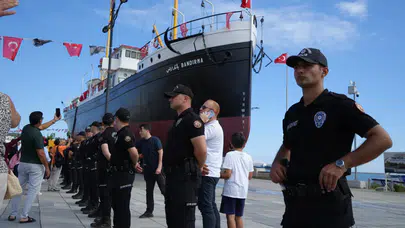 Bandırma Vapuru karadan yürütüldü : Mehter marşı ile karşılandı