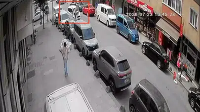 Sultangazi'de hafif ticari aracın çarptığı kurye havaya savruldu : Kaza anı kamerada