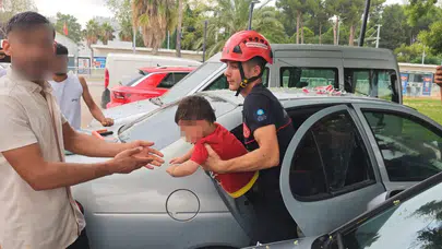 Antalya'da otomobilde kilitli kalan 1 yaşındaki çocuğu itfaiye ekipleri kurtardı