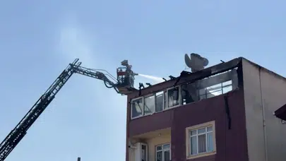 Pendik Orhangazi'de korkutan yangın : Çatı katı alev alev yandı