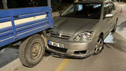 Bolu'da kontrolden çıkan otomobil, traktörün römorkuna çarptı