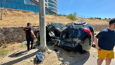 Kahramanmaraş'ta kontrolden çıkan otomobil KGYS direğine çarptı : 2 kişi ağır yaralı