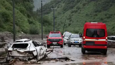 Çin'in Gansu eyaletinde sel felaketi : Arama kurtarma çalışmaları sürüyor