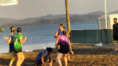 Köyceğiz'de plaj hentbolu heyecanı devam ediyor