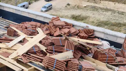Bursa'da devrilen kiremitlerin altında kalan 2 işçi yaralandı