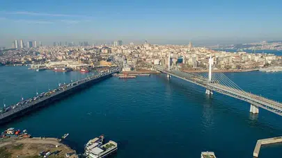 Haliç'te yolcu teknesinden denize düşen görevli aranıyor