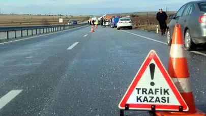 Sakarya'da çekici kazası : Sıkışan sürücü 1 saatlik çalışmayla kurtarıldı