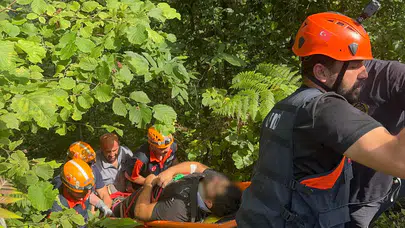Rize'de iş makinesi uçuruma yuvarladı : Operatör yaralandı