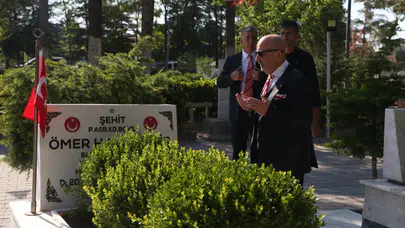 Zekai Aksakallı, şehit Ömer Halisdemir'in kabrini ziyaret etti