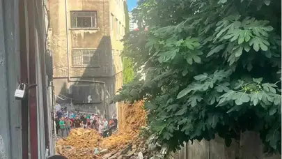 Beyoğlu'nda metruk bina çöktü ! Kopan parçalar aracın üstüne devrildi