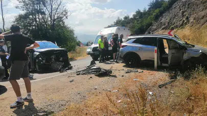 Tokat'ta iki otomobil kafa kafaya çarpıştı : Çok sayıda yaralı var