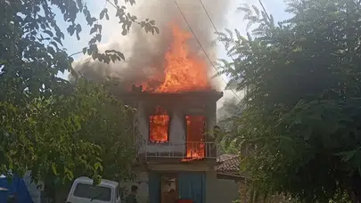 İzmir Bayındır'da 2 katlı ev alev alev yandı
