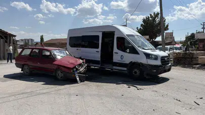 Çorum'da minibüs ile otomobil kavşakta çarpıştı : 2 yaralı