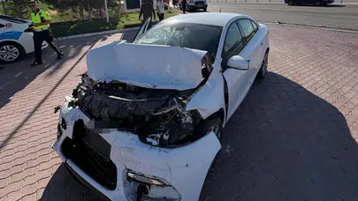 Aksaray Eskil'de kaza : Otomobil kamyona arkadan çarptı