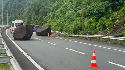 Rize'de yamaçtan kopan kayalar yolu kapattı