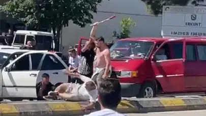 Sakarya'da trafikte husumetlilerin sopalı taşlı kavgası kamerada