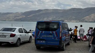 Hazar Gölü'nde kayık su aldı : 8 kişi tahliye edildi