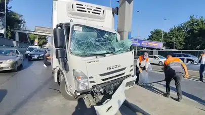 Bahçelievler D-100'de kamyonet yönlendirme direğine çarptı : Sürücü sıkıştı