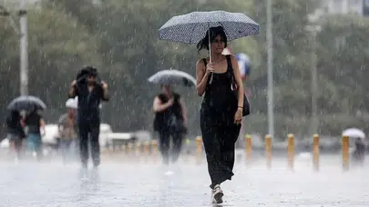Türkiye’de hava değişiyor ! Hafta sonu gök gürültülü sağanak etkili olacak