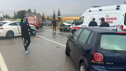 Eskişehir'de yağmur sonrası trafik kazası meydana geldi : 2'si ağır 6 yaralı