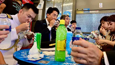 Japonya Savunma Bakanı Koizumi İstanbul'da : Eminönü'nde balık ekmek yedi