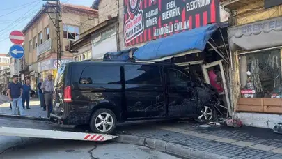 Çorum’da kontrolden çıkan minibüs ortalığı birbirine kattı : 5 araç ve çay ocağı hasar gördü