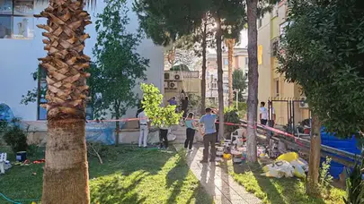 İzmir'de iskele devrildi : Kardeş olan 3 işçi yaralandı