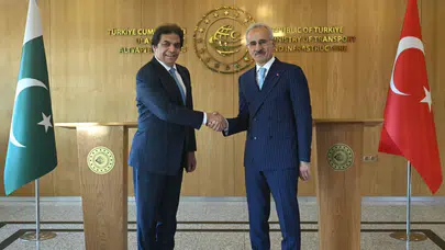 Bakan Uraloğlu ve Pakistan Federal Demir Yolları Bakanı Abbasi bir arada
