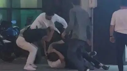 Arnavutköy'de sokak ortası dehşet : Yerde yatan genci demirle vurdular