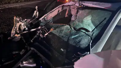Sivas'ta traktöre çarpan Mercedes otomobil kağıt gibi ezildi : 4 yaralı