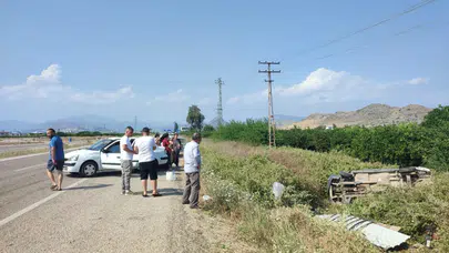Adana'da otomobilin çarptığı araç narenciye bahçesine devrildi : 4 yaralı