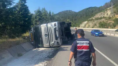 Bilecik’te tır yan yattı : Sürücünün kontrolü kaybetmesi kazaya yol açtı