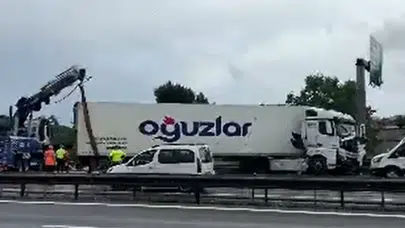 Pendik TEM otoyolunda kaza : Tır bariyerlere çarptı