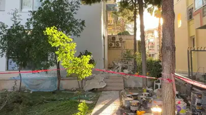 İzmir Balçova’da inşaat iskelesi çöktü : Kardeş 3 işçinin yaralandığı anlar kamerada