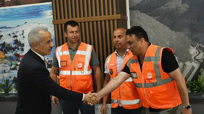 Bakan Uraloğlu, kara yolları çalışanlarıyla bir araya geldi