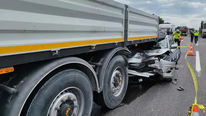 Karabük'te otomobil, tıra ok gibi saplandı : 1 ölü, 8 yaralı