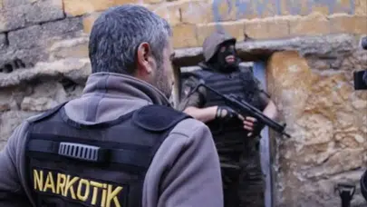 İzmir’de 25 yıl hapis cezası bulunan uyuşturucu taciri sahte kimlikle yakalandı