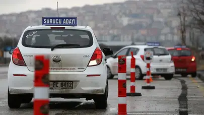Avcılar'da sürücü adayı boş arsaya uçtu, 2 kişi yaralandı