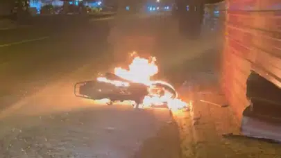 Malatya'da seyir halindeki motosiklet alevlere teslim oldu