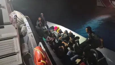 İzmir Dikili açıklarında lastik botta 14 düzensiz göçmen yakalandı