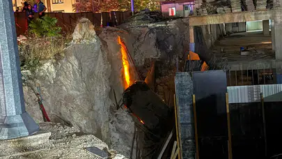 Otomobil inşaat çukuruna düştü, 2'si ağır 3 yaralı