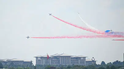 NATO Zirvesi öncesi Türk Yıldızları'ndan gösteri