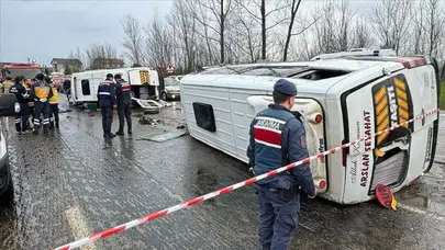 Bursa Gemlik’te servis minibüsü ile SUV çarpıştı : 15 kişi yaralandı