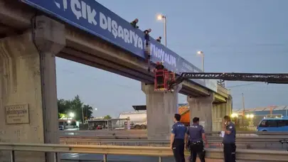 Gebze'de üst geçitte korkunç manzara : Yarı çıplak halde iple asılı ceset bulundu