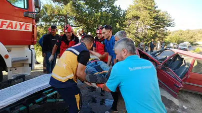 Balıkesir Dursunbey'de iki otomobil çarpıştı : 3 yaralı